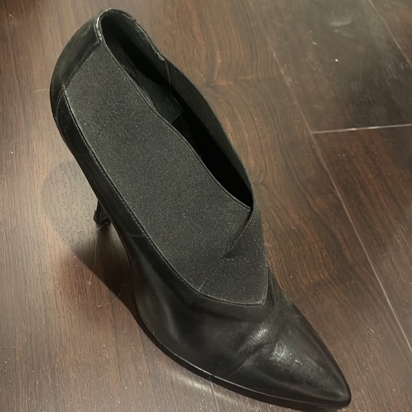 Gently Loved Black Leather Donald J Pliner Heels - Picture 7 of 8